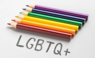LGBTQ+をイメージした虹色の色鉛筆